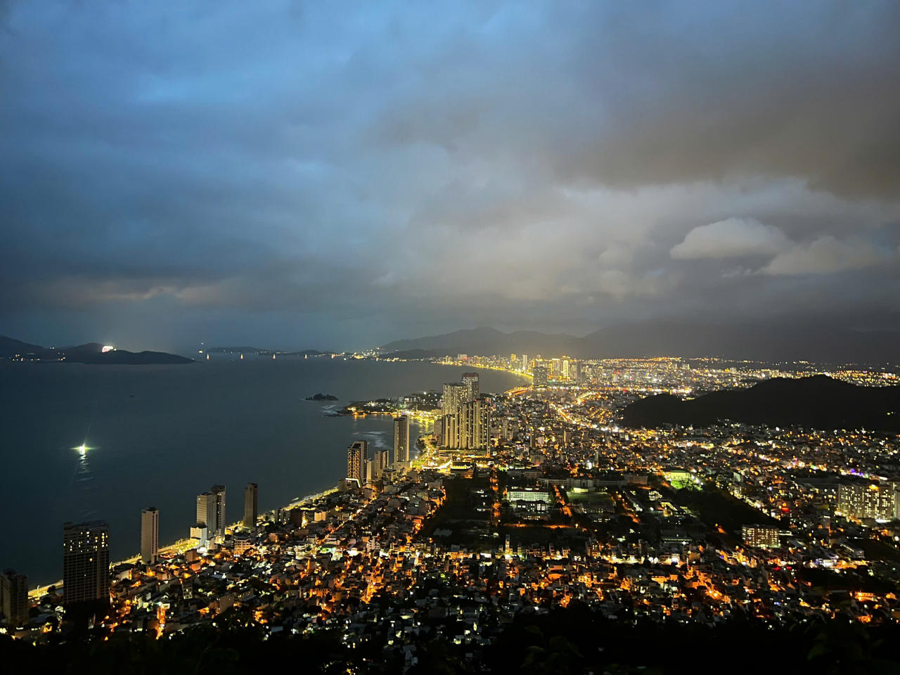 thanh-pho-nha-trang-nhin-tu-dinh-nui-co-tien