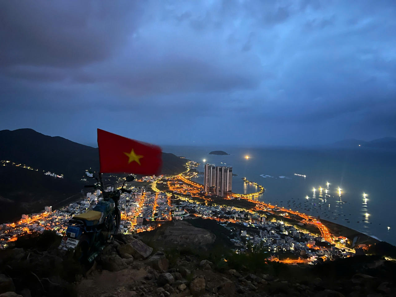 toan-canh-nui-co-tien-nha-trang-som-tinh-mo