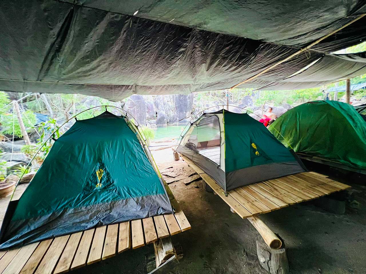 diem-nui-dinh-camping-ben-suoi-da-tang-0