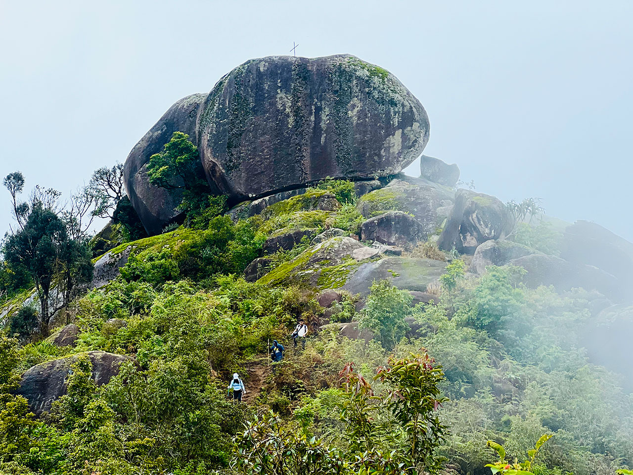 nhung-tang-do-tren-duong-leo-chu-nam